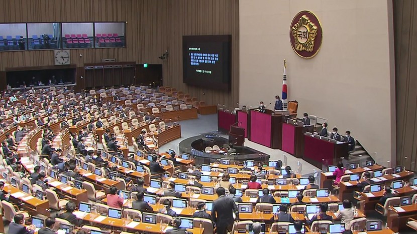 한국의 국회의원 연봉이 2023년보다 1.7% 오른 약 1억 5,700만 원으로 확정됐다.
