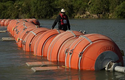 텍사스주 리오그란데강에 설치된 수중 장벽.