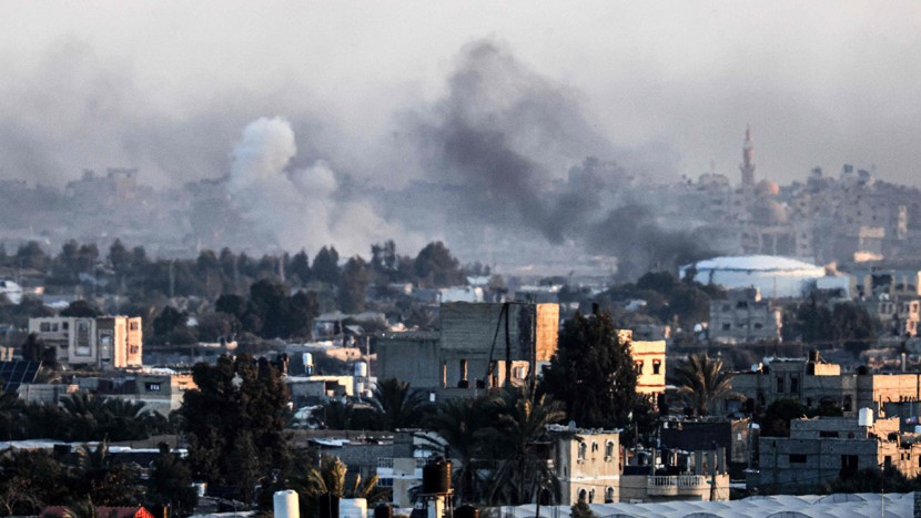이스라엘군의 폭격에 불타는 가자지구 칸유니스