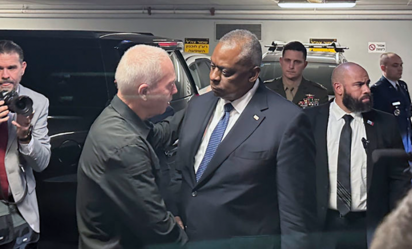 이스라엘을 방문한 로이드 오스틴 미 국방장관(오른쪽)이 지난 13일 텔아비브의 이스라엘 국방부에 도착해 요아브 갈란드 이스라엘 국방장관의 영접을 받는 모습.