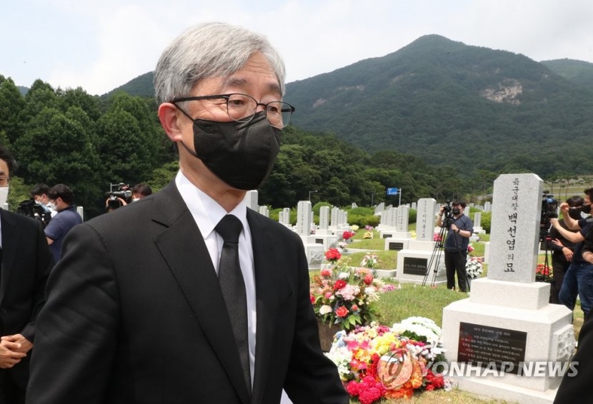  최재형 전 감사원장이 12일 오전 대전 유성구 국립대전현충원 고 백선엽 장군 묘소를 찾아 참배한 뒤 이동하고 있다