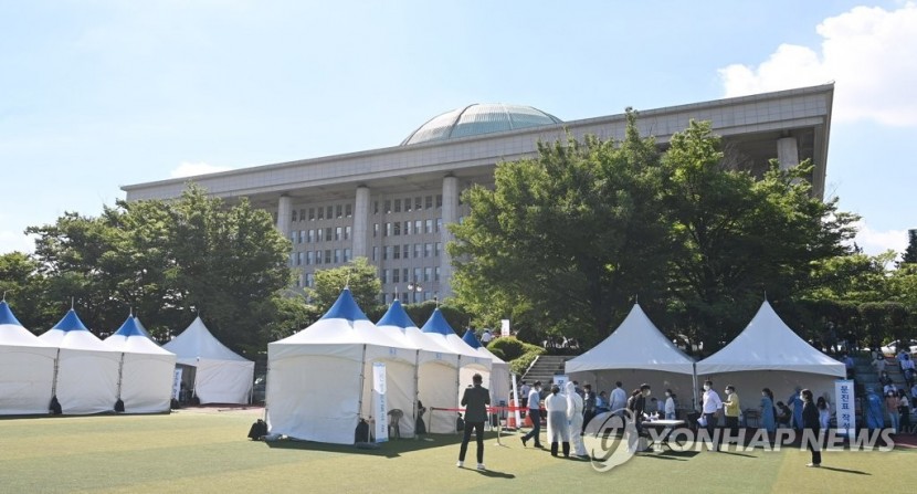 15일 오전 서울 여의도 국회 운동장에 마련된 임시선별검사소에서 국회 직원 등 상주 근무자들이 코로나19 검사를 받고 있다.