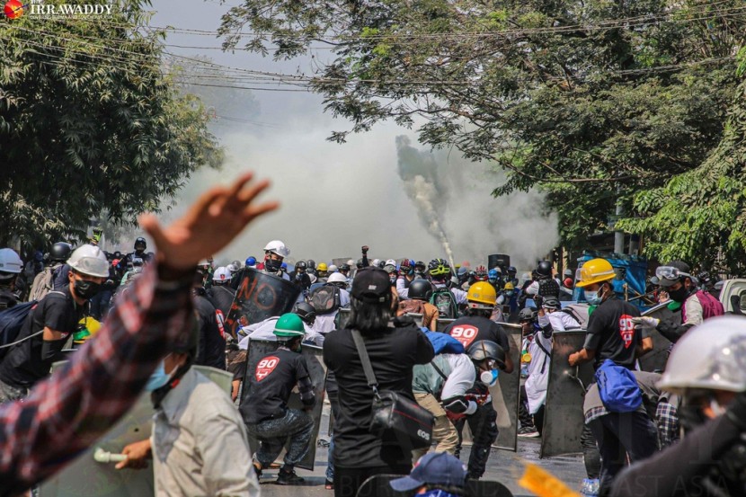 만달레이에서 군경이 최루탄을 발사하자 시위대가 피하고 있다. 2021.3.7 [이라와디 캡처. 재판매 및 DB 금지]