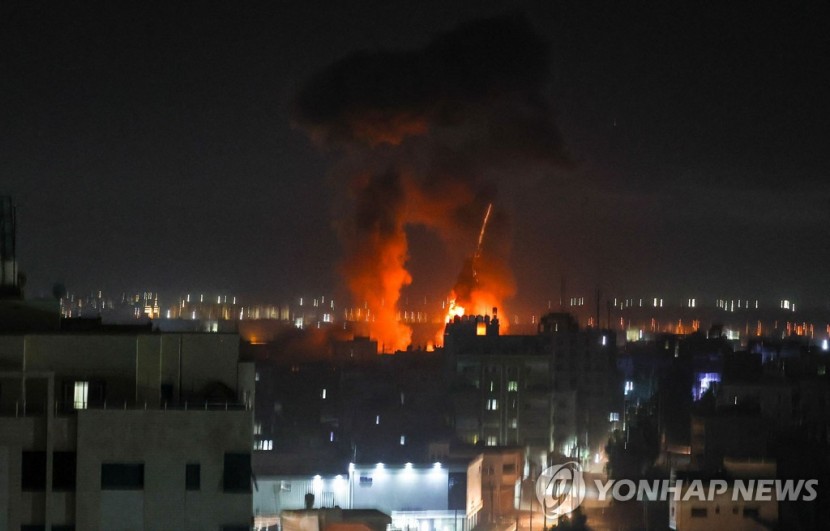 15일 새벽 가자지구를 공습하는 이스라엘군 모습