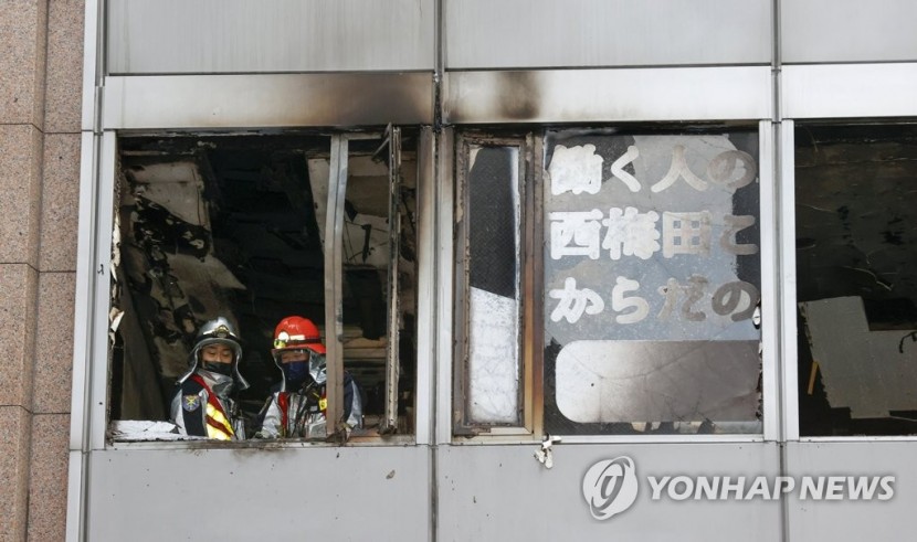 17일 오전 일본 오사카(大阪)시 번화가 빌딩에서 발생한 화재로 27명이 심폐정지 상태가 됐다. 불이 난 빌딩 4층에 있는 소방대원들 (사진 출처: 연합뉴스)