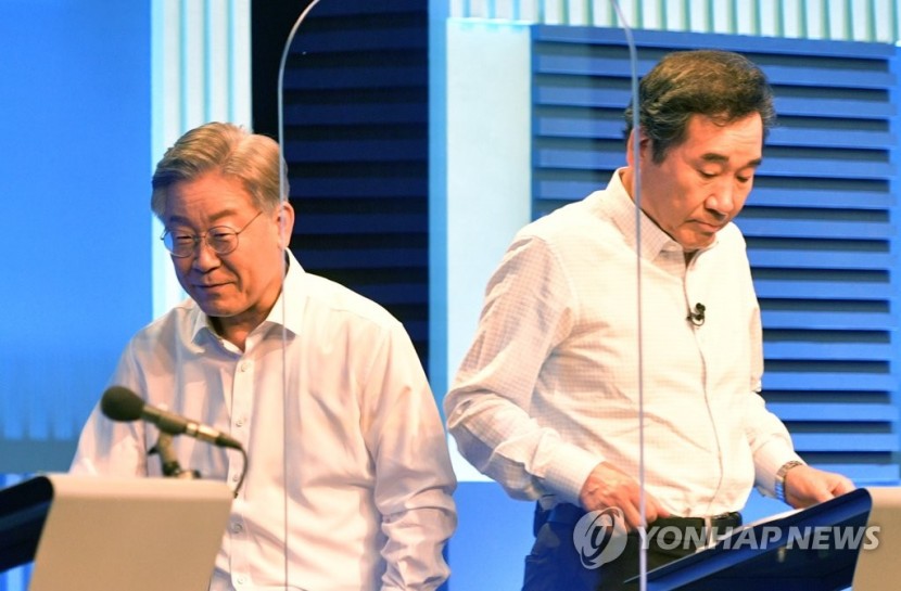 8월 4일 오후 서울 마포구 상암동 YTN미디어센터에서 열린 더불어민주당 대선 예비후보 토론회를 앞두고 이재명 후보가 이낙연 후보 옆을 지나고 있다. 