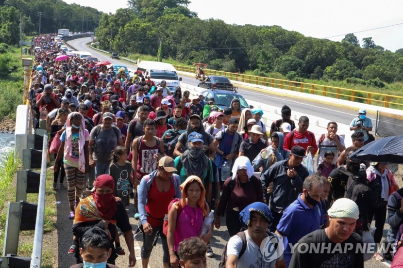 미국 향해 걷는 이민자들 (사진 출처: 연합뉴스)