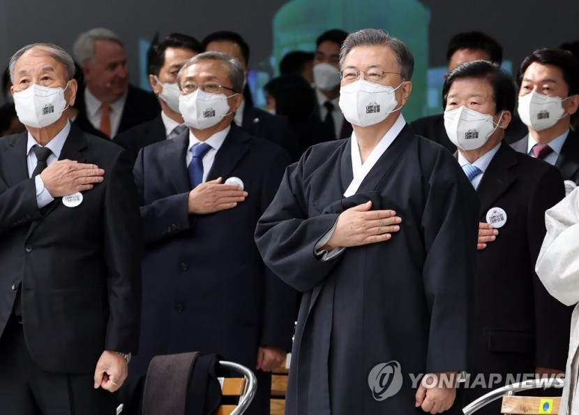 국기에 경례하는 문재인 대통령 (사진 출처: 연합뉴스)