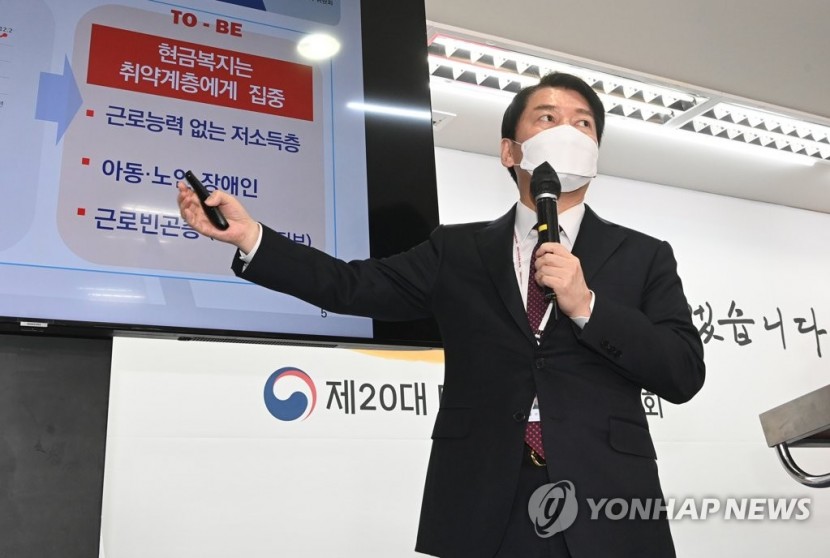 복지국가 개혁방안 발표하는 안철수 인수위원장 (사진 출처: 연합뉴스)